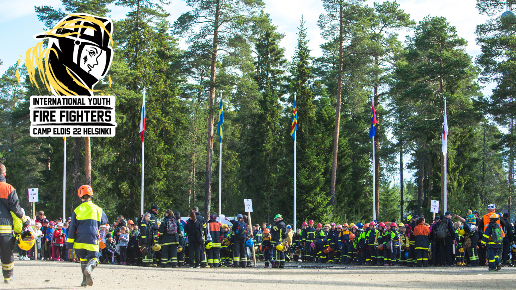 Kuvassa palokuntanuoria ohjaajineen Lohtajan vuoden 2018 kansainvälisellä palokuntaleirillä.